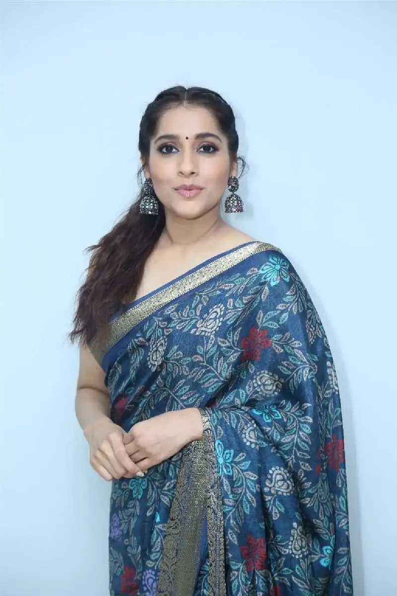 TELUGU ACTRESS RASHMI GAUTAM IN SAREE PICS AT BOMMA BLOCKBUSTER MOVIE TRAILER LAUNCH 6